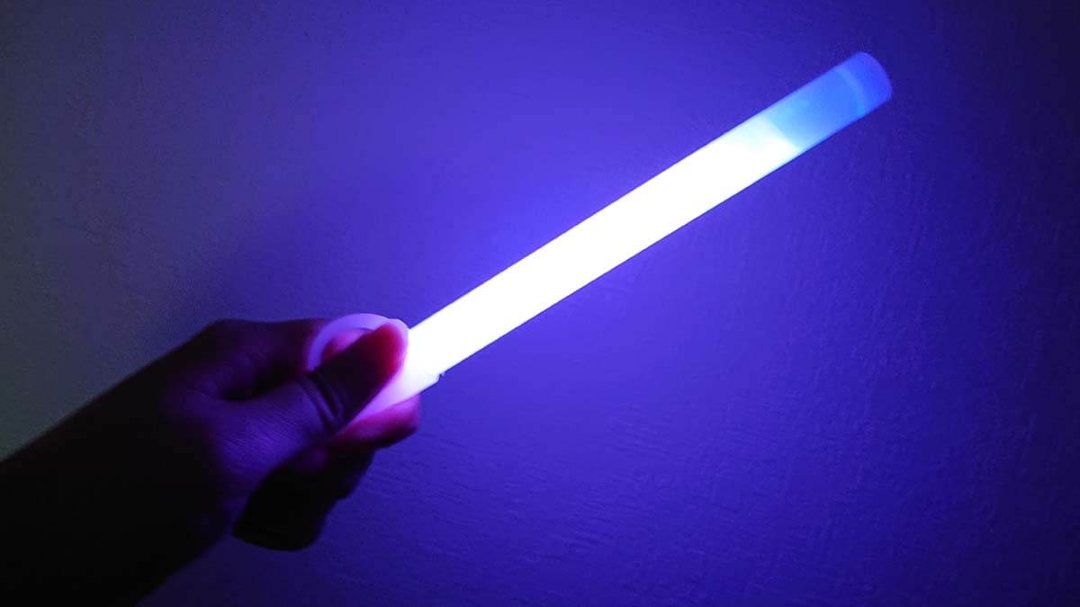 ダイソーの「激しく光る棒 バイオレット」の光り方