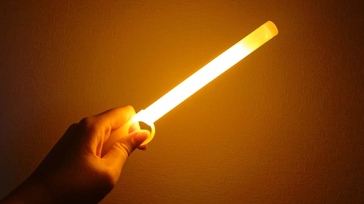 ダイソーの「激しく光る棒 MAXオレンジ」の光り方