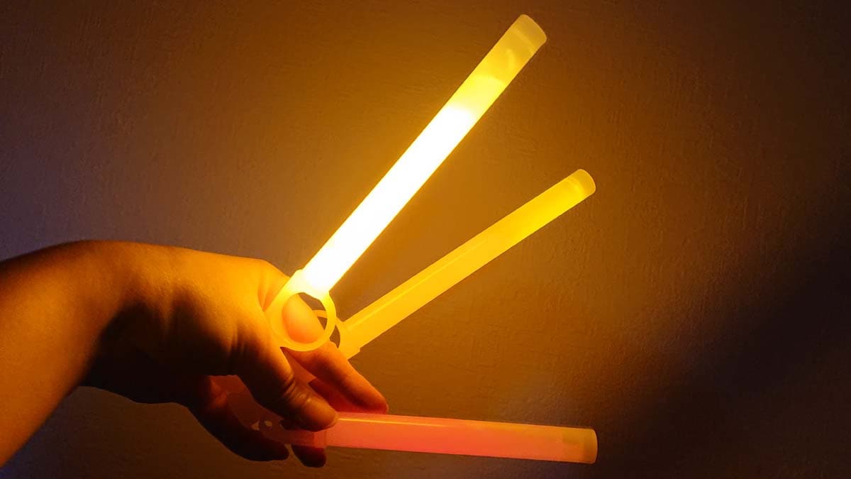 ダイソーの「激しく光る棒 MAXオレンジ」（上）、「激しく光る棒 オレンジ」（中）、「太い光る棒 オレンジ」（下）