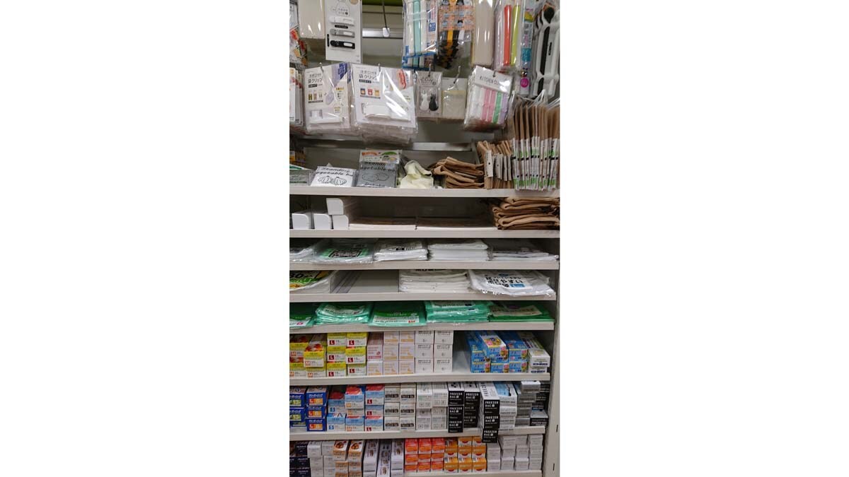 「ガゼットバッグ」各種はセリアの別店舗では売り場の棚の端にあった