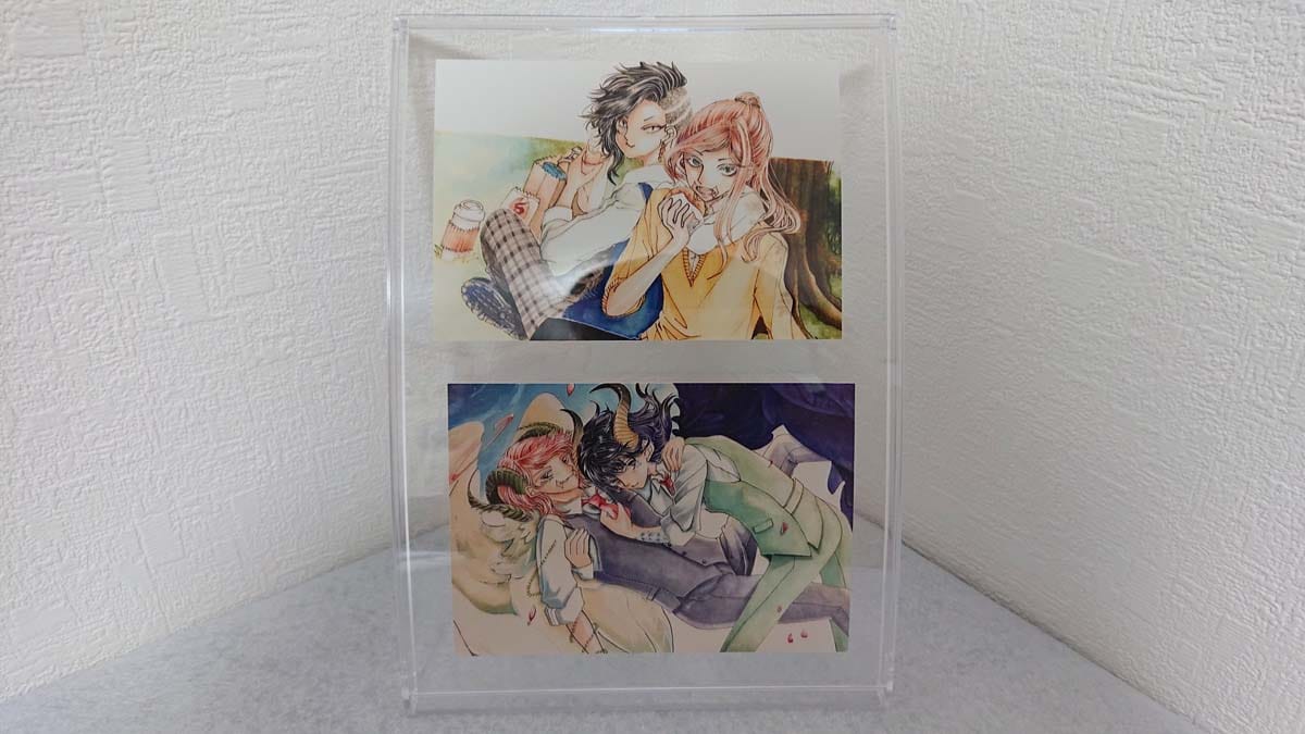ダイソーの「A5カーブスタンド」に推し絵師さんのネットプリント2枚を飾ってみた
