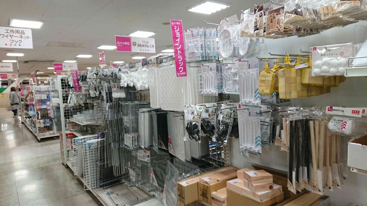 ダイソーの「ラック」売り場