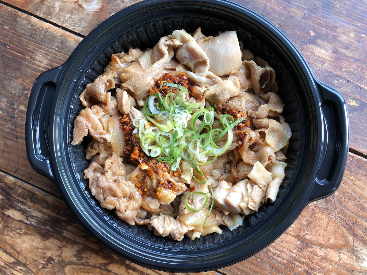 吉野家の「スタミナ超特盛丼」はネギやラー油もたっぷり
