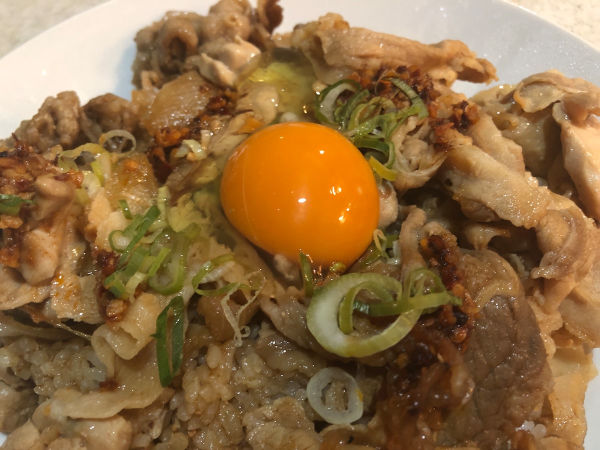吉野家の「スタミナ超特盛丼」はたまごを乗せて食べる