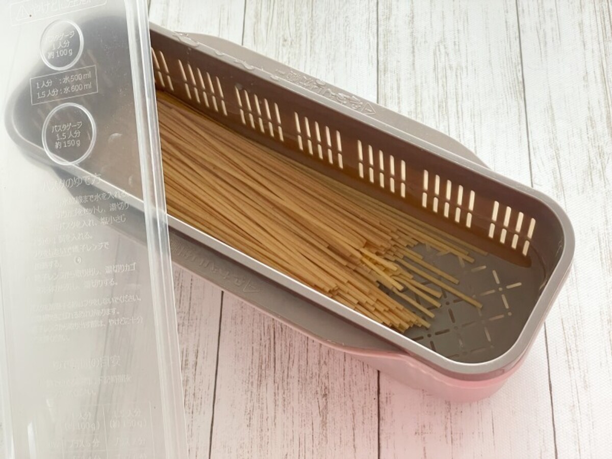 麺を茹でるための電子レンジ調理器具