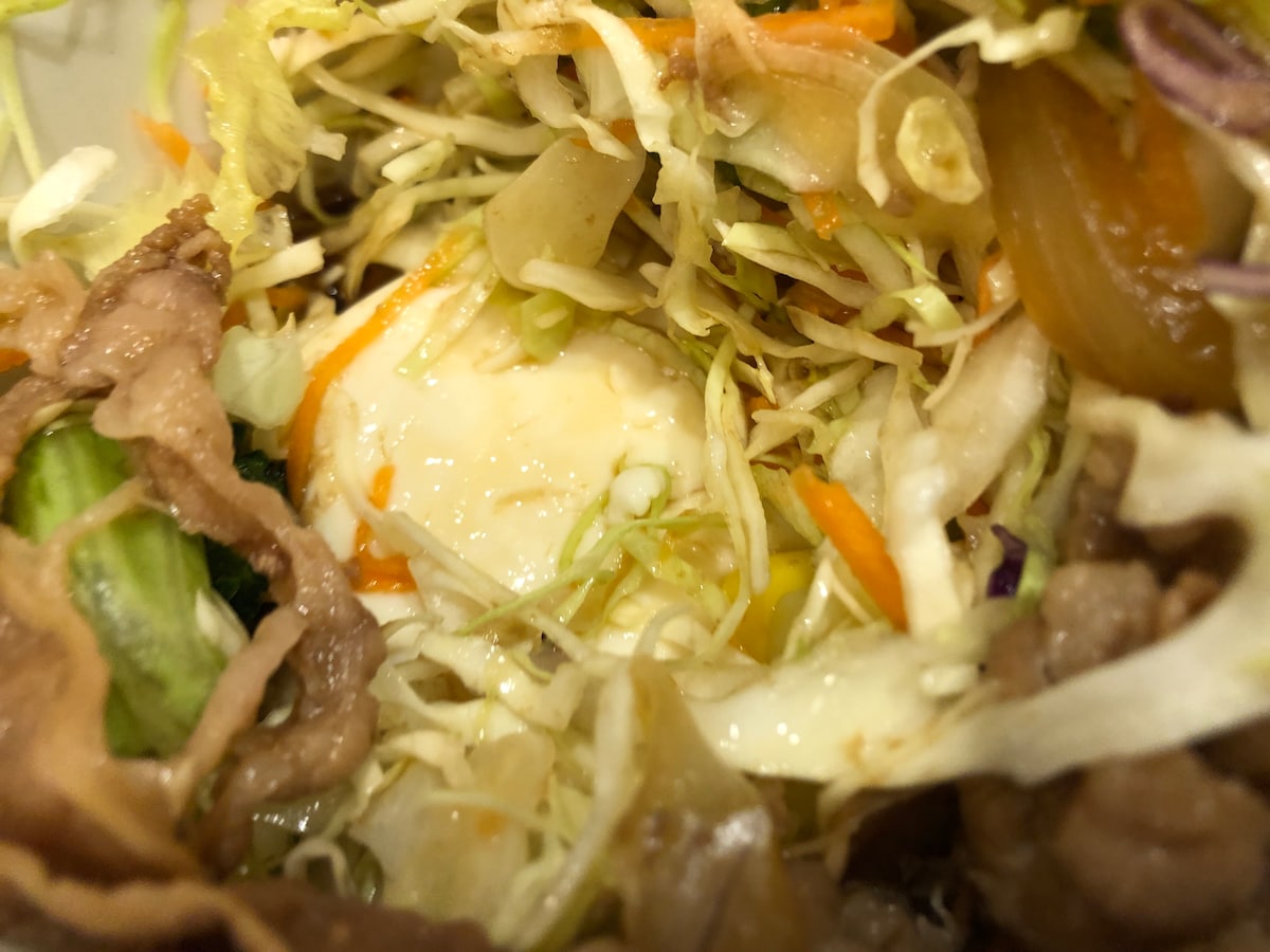 すき家の「牛丼ライト」は、ご飯の代わりに豆腐を使用