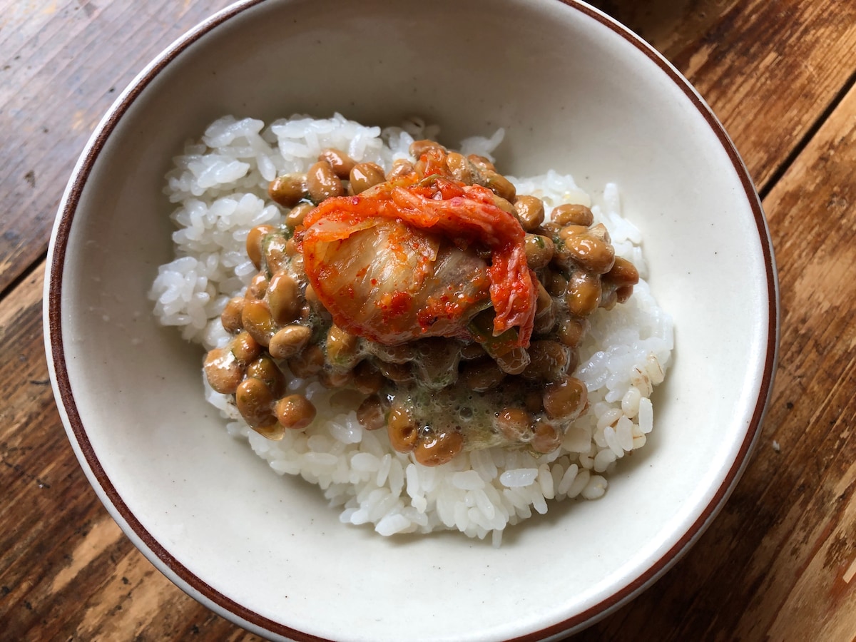 松屋の「富士山キムチ」を納豆ご飯にトッピング