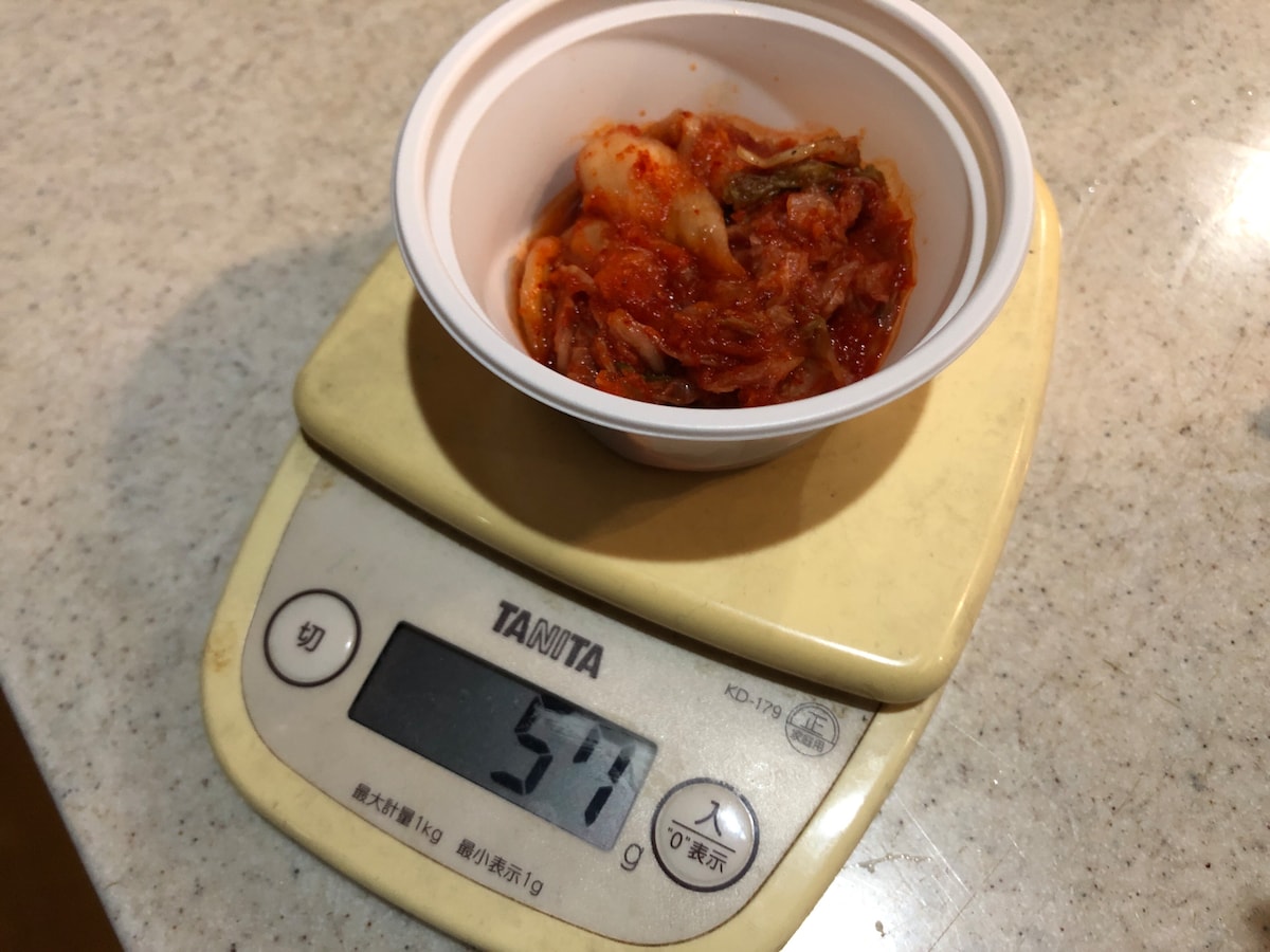 松屋の「富士山キムチ」は容器込みで57g