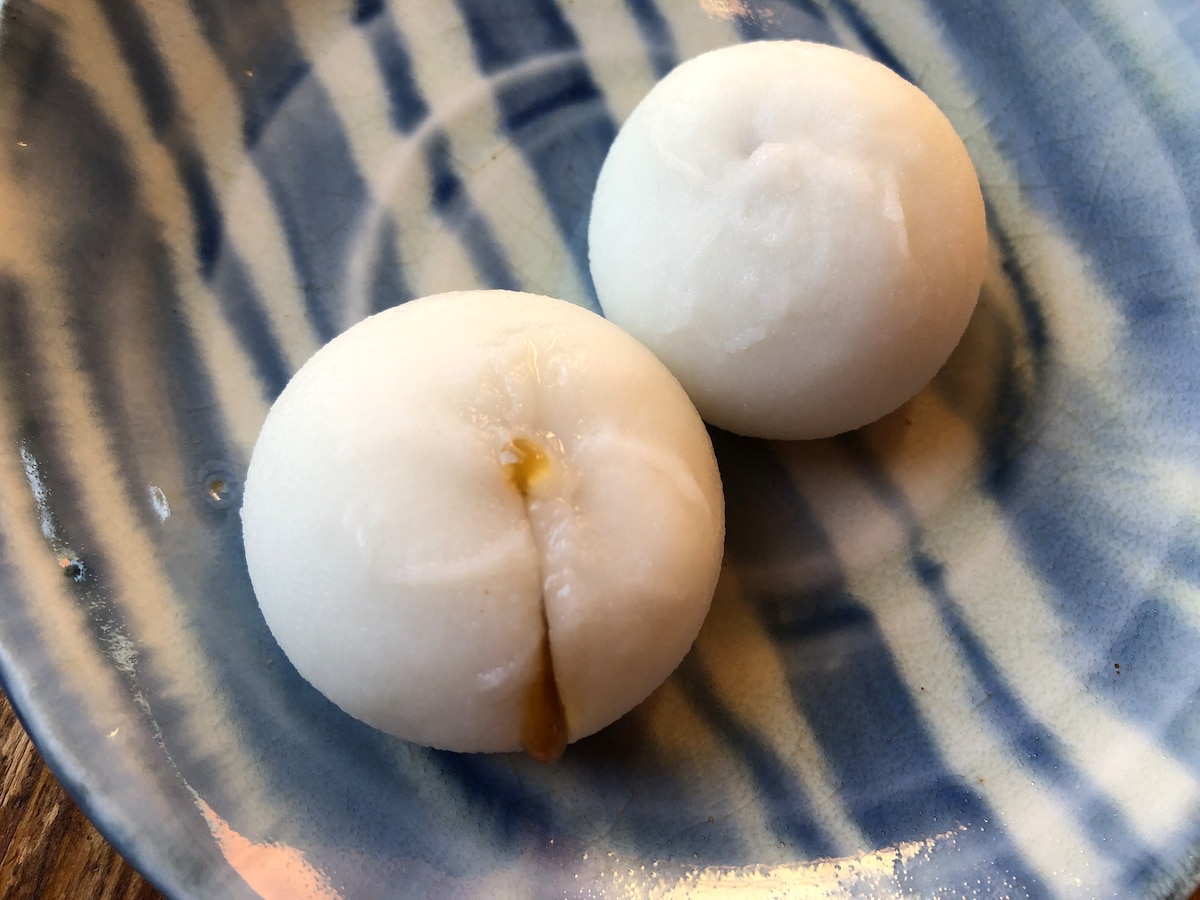 業務スーパーの「みたらしもちっこ」は、中にみたらしあんが入っている