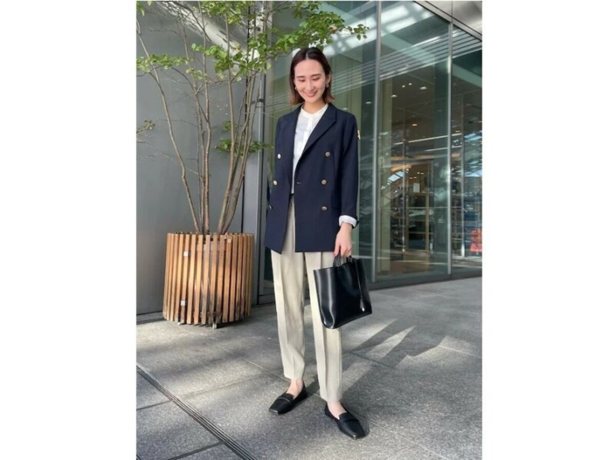 紺ブレと合わせてきちんと感のあるおしゃれコーデに　出典：WEAR