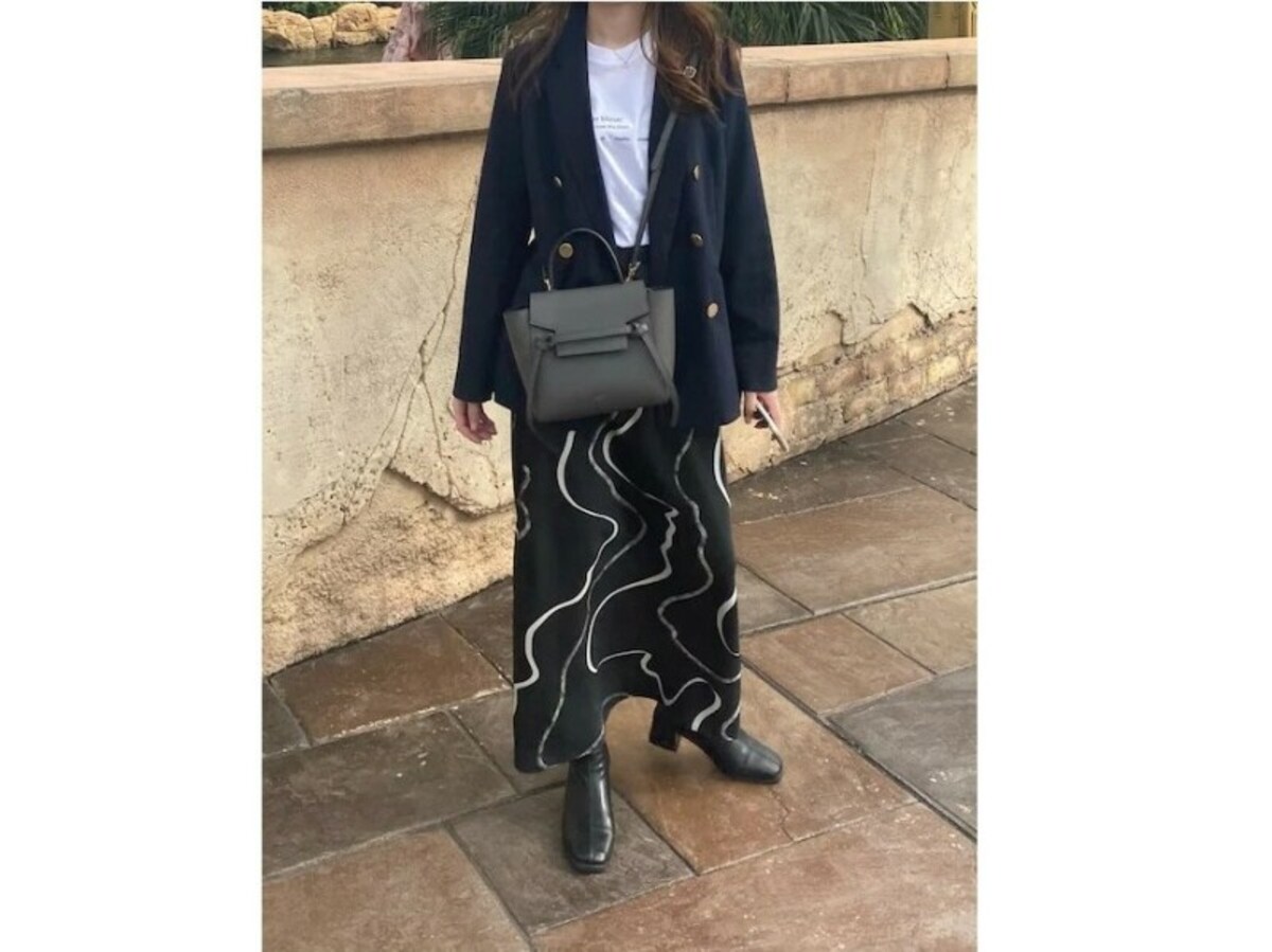 プリントロングスカートで大人カジュアルコーデに　出典：WEAR