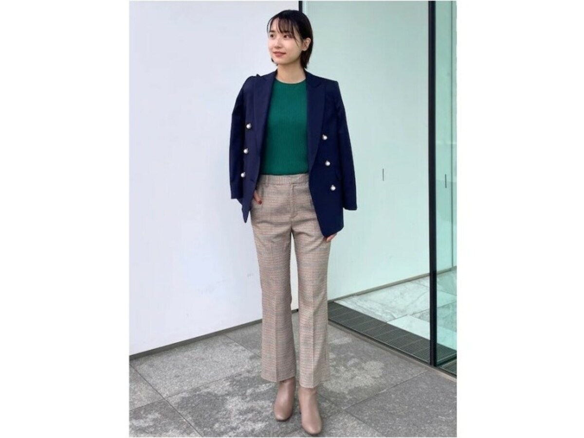 グリーンのニット＆チェック柄パンツでトラッドな着こなしに　出典：WEAR