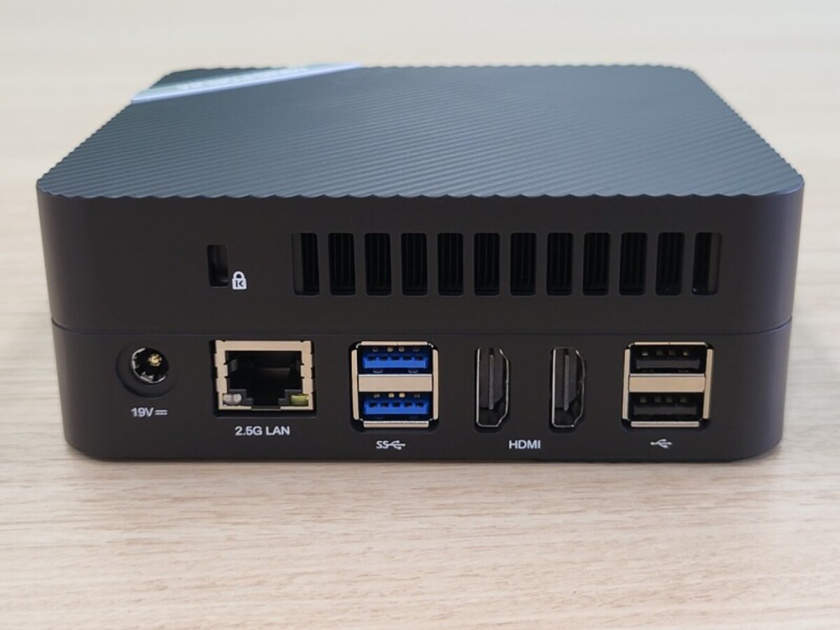 MINISFORUM UM480の背面ポート