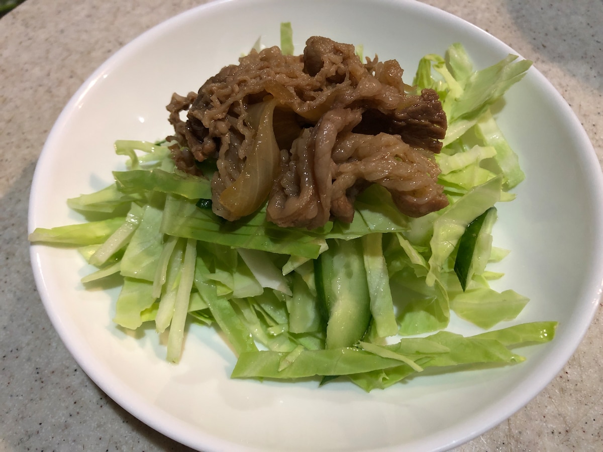 吉野家の「牛皿ファミリーパック」を使用して牛サラダ
