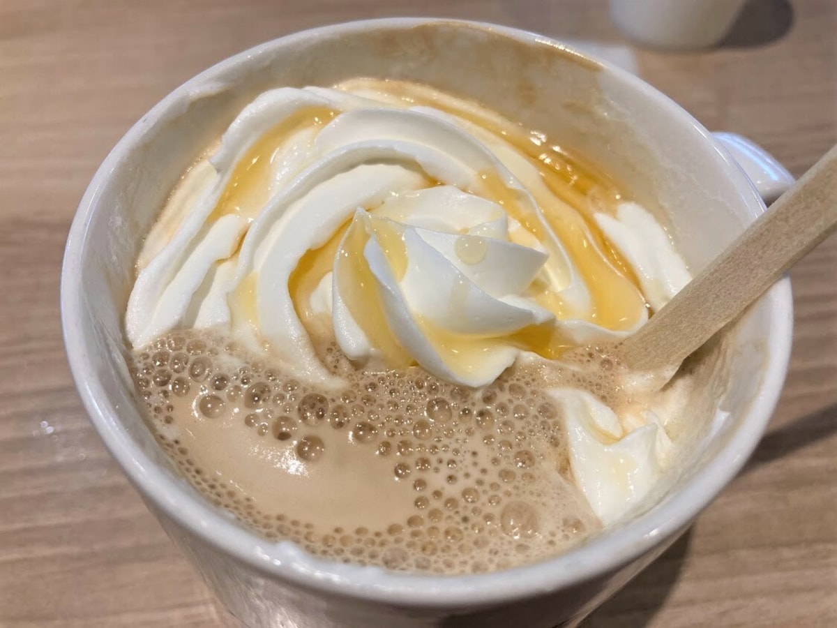 コーヒー、ミルクをベースにはちみつをトッピング