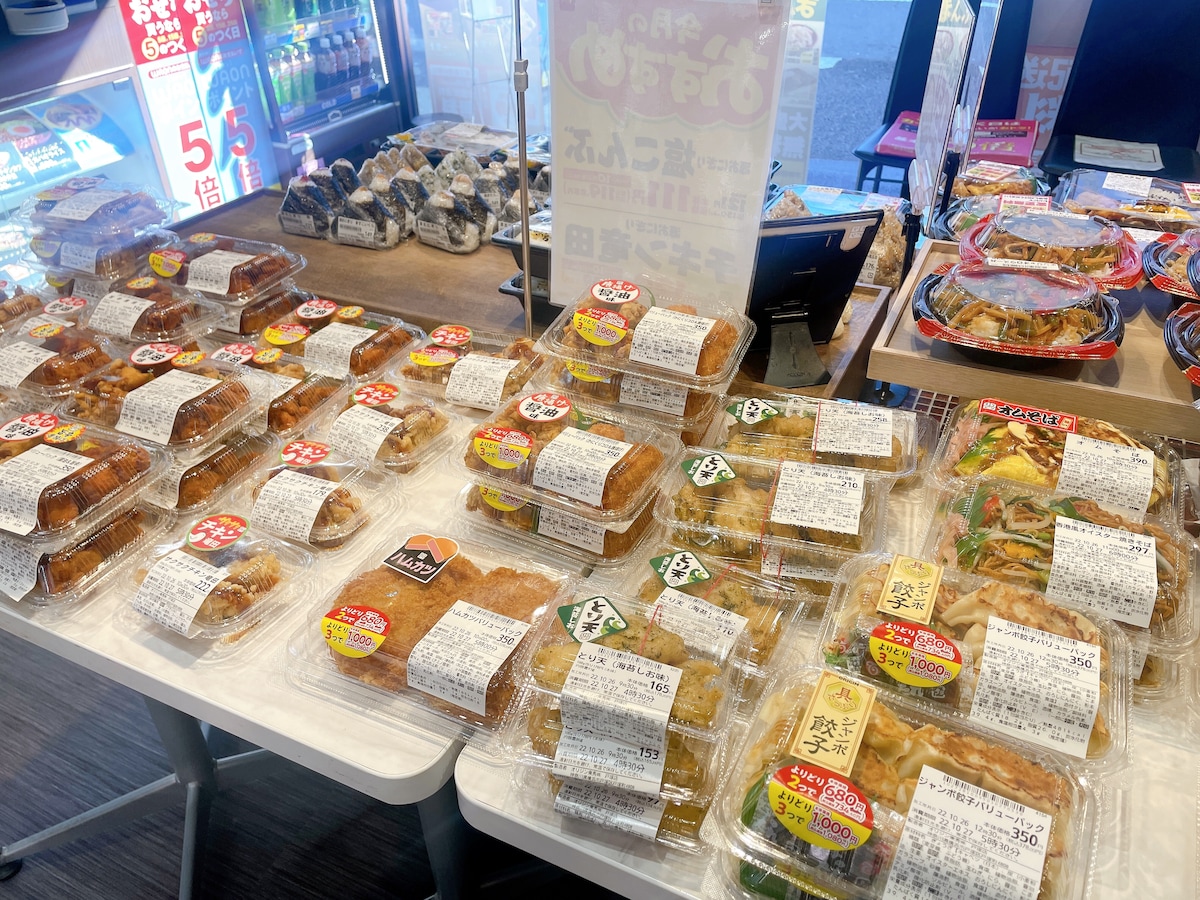 おかずや総菜も常に種類豊富に並んでいる
