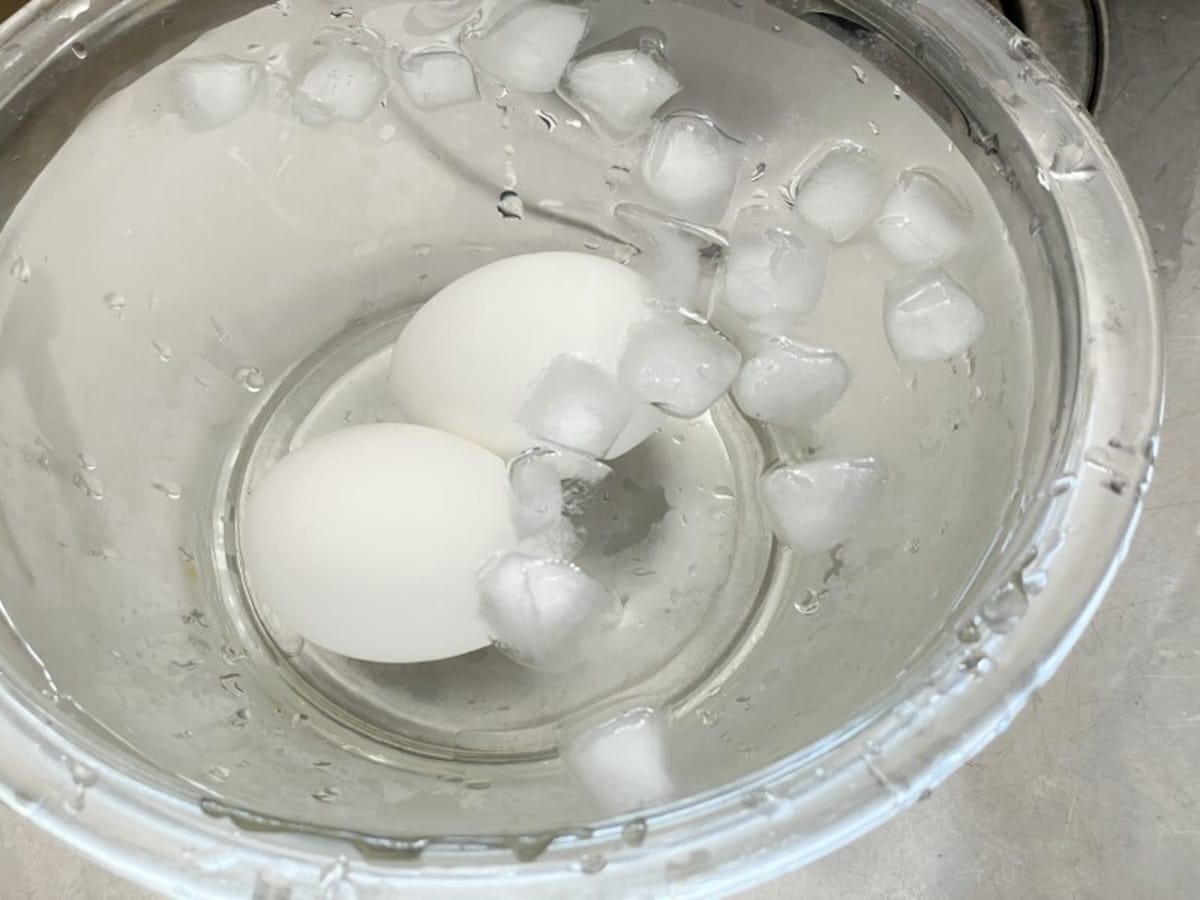 氷水に入れて茹で卵を冷やす