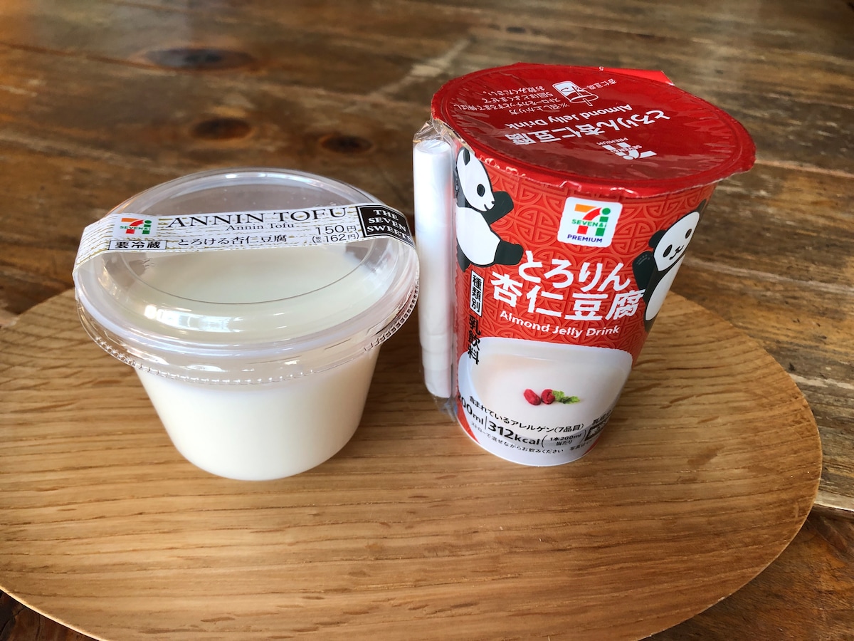 セブンイレブンの「とろける杏仁豆腐」（左）と「とろりん杏仁豆腐」（右）