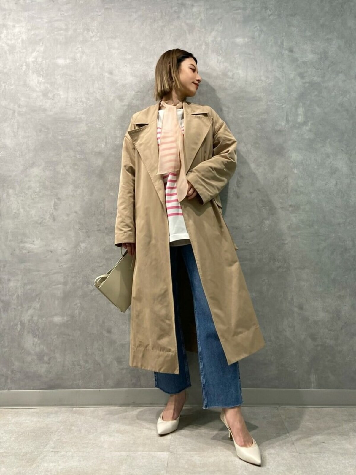 ぴったりサイズのトレンチコートが似合うのは、骨格ストレートタイプ　出典：WEAR