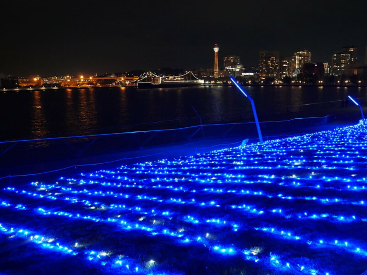 白と青のLEDの「グランドイルミネーション」（2022年11月1日撮影）