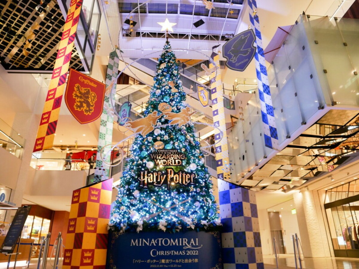 マークイズみなとみらい 1階 グランドガレリアに設置された「ハリー・ポッター」クィディッチの樹（クリスマスツリー）（2022年11月10日撮影）