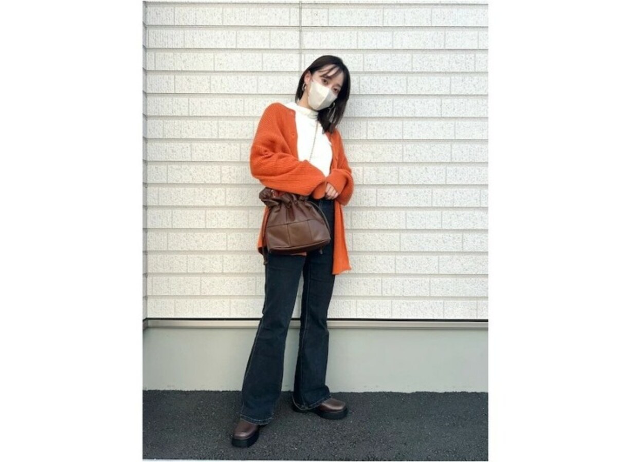さらっと羽織ってサマになるしまむらのオレンジカーディガンがポイント　出典：WEAR