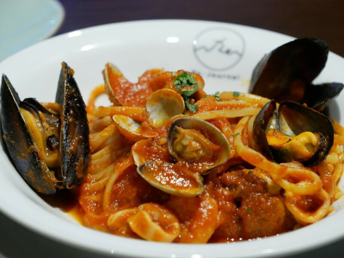 イタリアンベースの創作料理を提供。 魚介の旨味がたっぷりつまったパスタ「ペスカトーレ(税込1900円)」