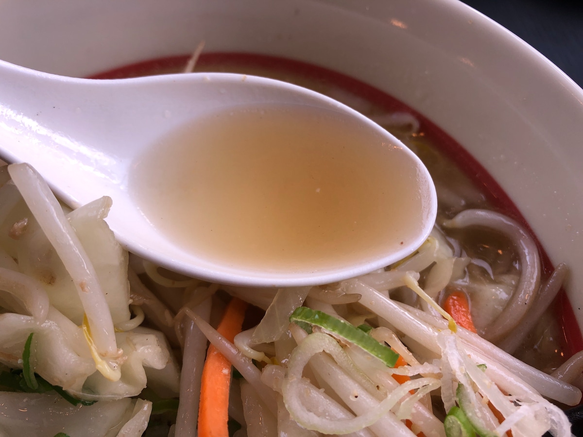 幸楽苑の「塩味のたっぷり野菜のロカボスープ」のスープはさっぱり塩味