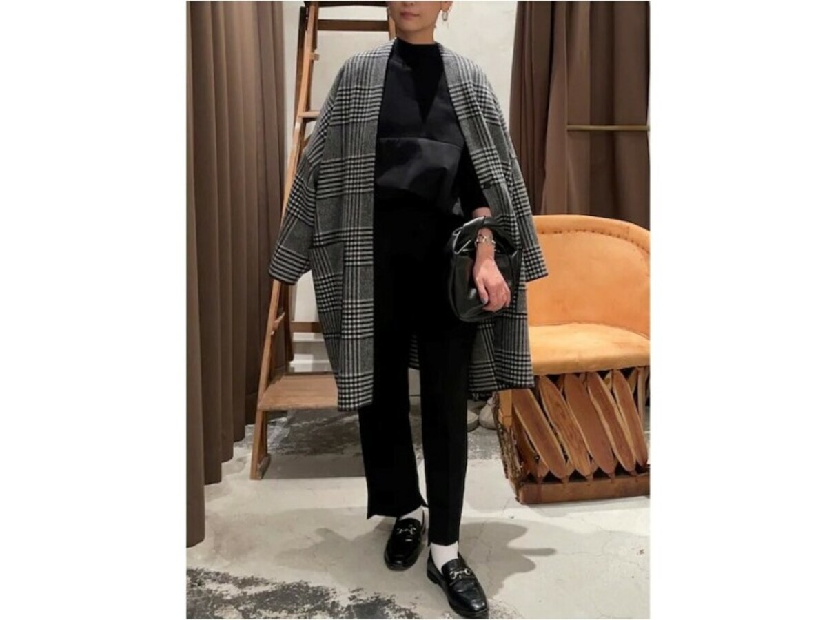 中に着るコーデをブラックで統一し、縦長にすらっと見せて　出典：WEAR