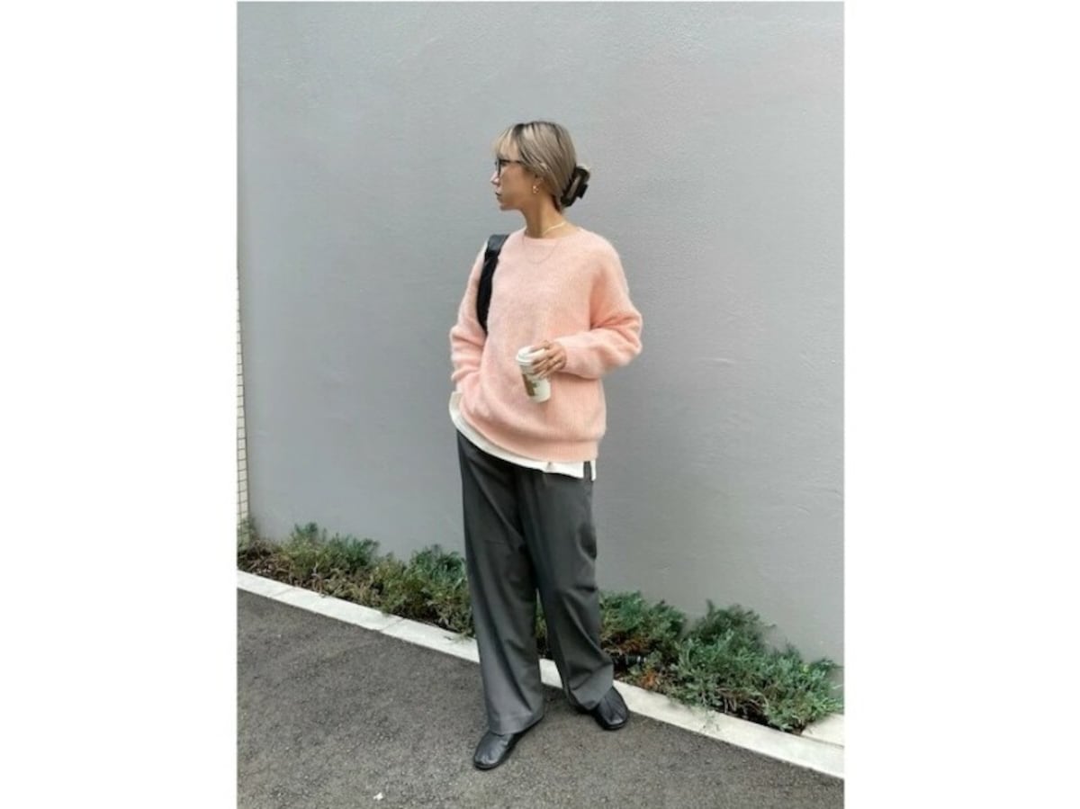 ゆるめのニットを合わせてリラックスした雰囲気に　出典：WEAR