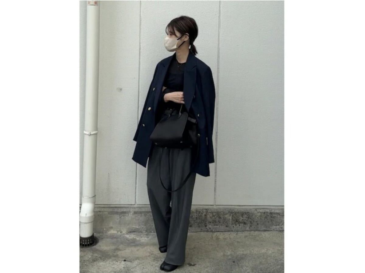 ジャケットと合わせてきちんと感のあるきれいめカジュアルコーデに　出典：WEAR