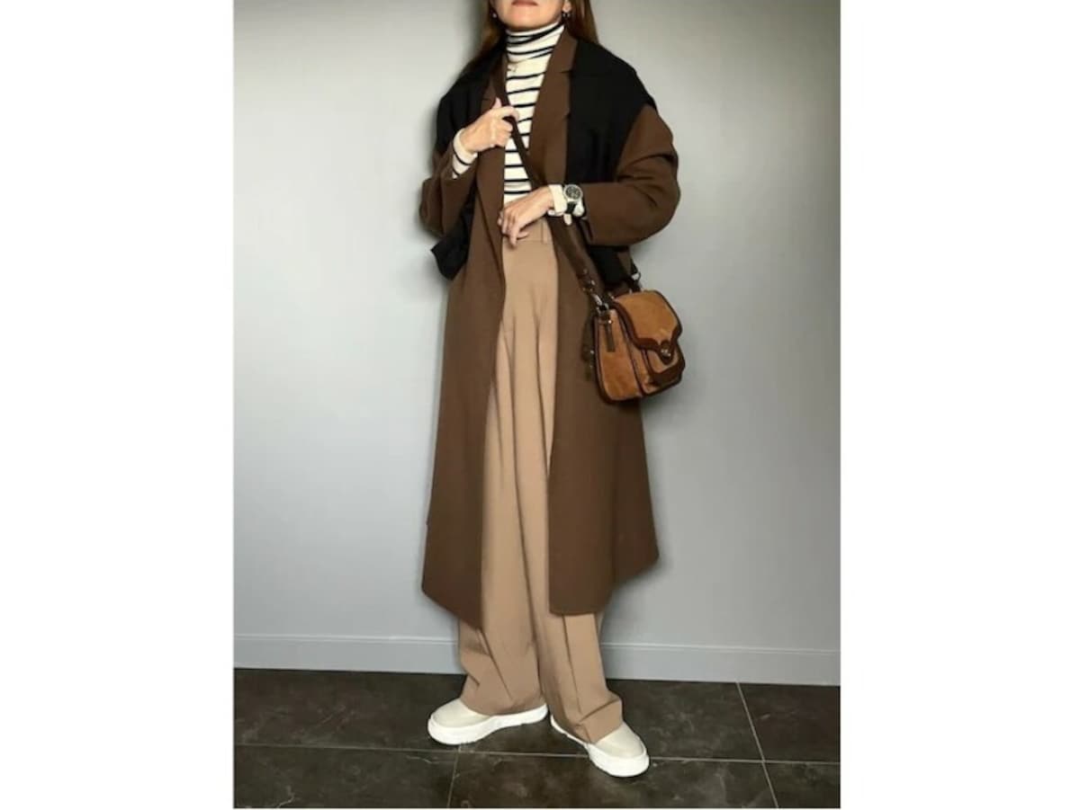 ベージュのタックワイドパンツならより軽やかなイメージの着こなしに　出典：WEAR