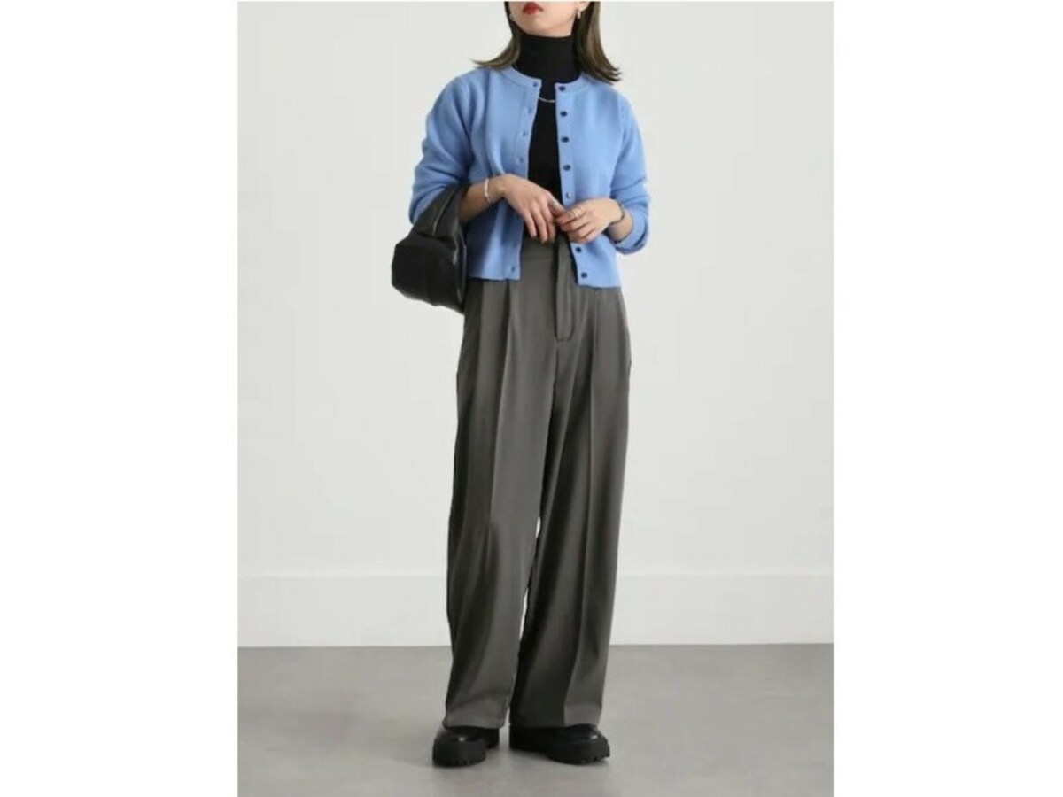 トップスがコンパクトにまとまるショート丈は太めボトムスと相性◎　出典：WEAR