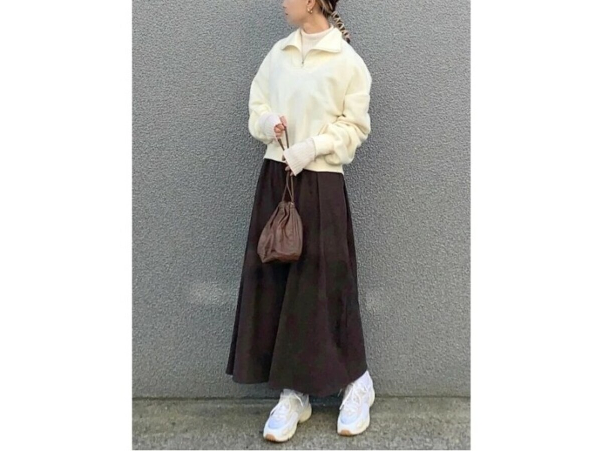 メンズライクな雰囲気のハーフジップニットは、パンツにもスカートにも合う　出典：WEAR