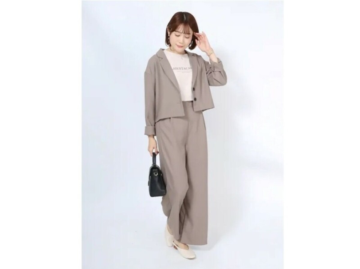 ベージュ系のジャケット＆パンツのセットアップがあると万能です　出典：WEAR