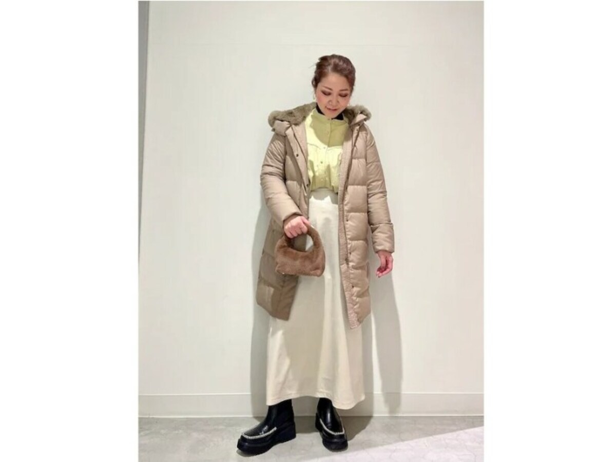 ルミナスイエローを、インナーにも１枚でも着られるシャツで取り入れても　出典：WEAR