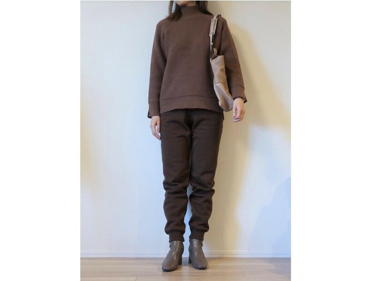 同系色のニットなどをトップスに合わせると、自然に馴染ませることができます。