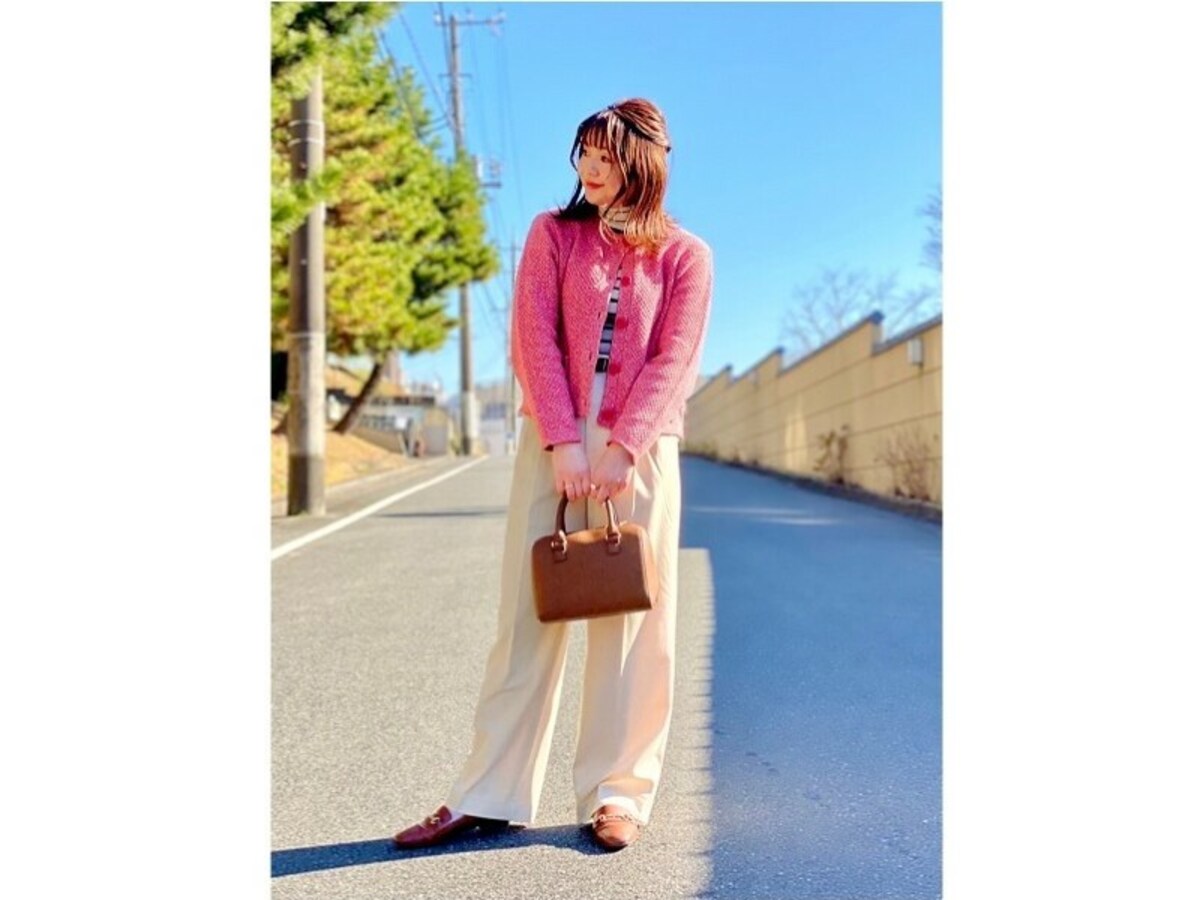 きれい色のカーディガンは冬コーデのポイントにも　出典：StyleHint