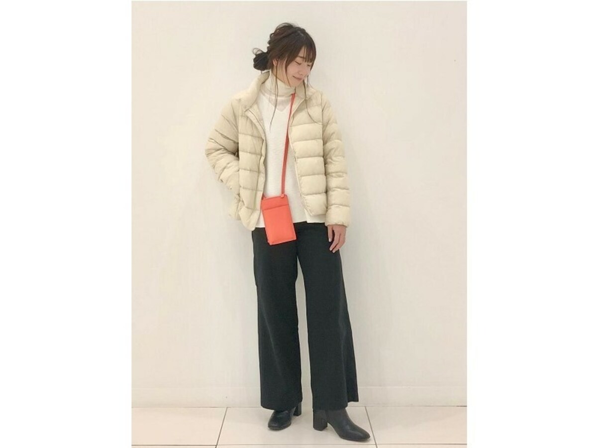 真冬など寒いシーズンはタートルネックとレイヤードしてもOK！　出典：StyleHint
