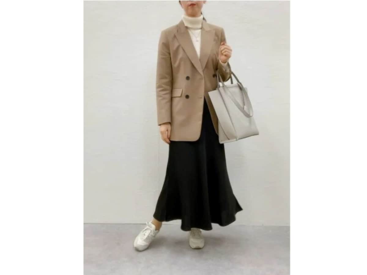 ジャケットコーデの外し役として、軽やかさをプラス　出典：WEAR