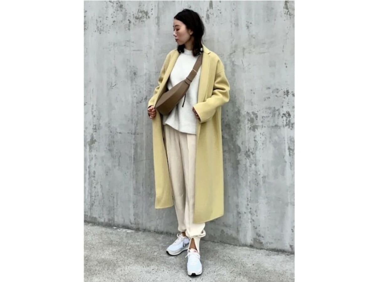 きれいめコートの中をスウェットやスニーカーでカジュアルにまとめて今っぽく　出典：WEAR