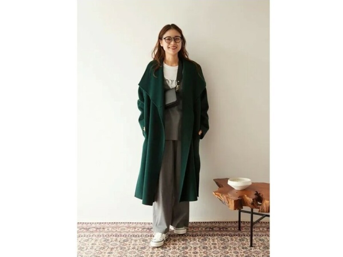 グリーンのロングコートに白のコンバースローカットスニーカーを効かせて　出典：WEAR