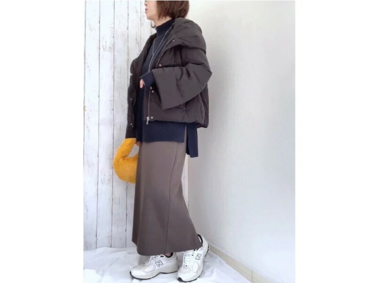 黒やグレーなどのダークカラーコーデのワンポイントにもぴったり　出典：WEAR