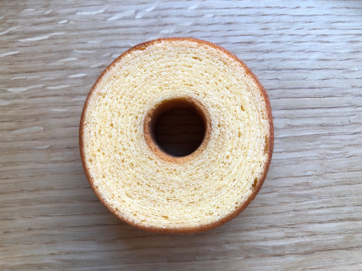 ドトールのレジ横お菓子「ふんわりバウムクーヘン」は甘味があるが、卵の風味が強い