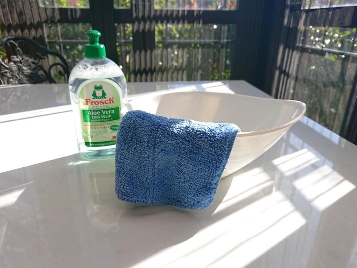 中性洗剤をぬるま湯で薄めたものなら、水がダメなもの以外はOK。皮脂が落ちやすい温度のぬるま湯が一番ですが、水で薄めた洗剤液をまとめて作っておくのも手軽に使えておすすめ