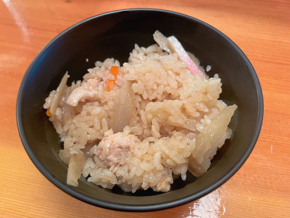 口コミでも大好評の「とり釜めし」