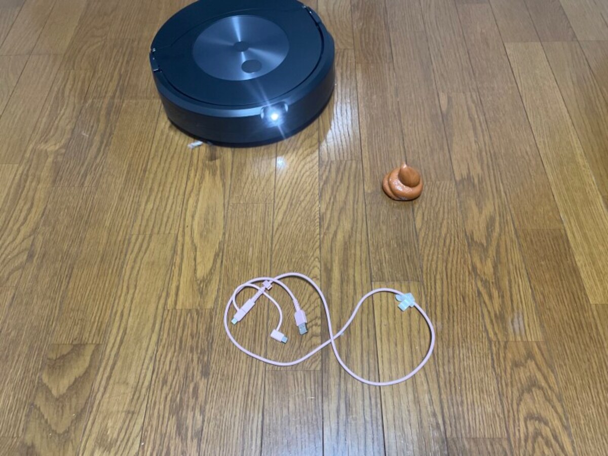 ルンバコンボ j7＋が水拭き掃除しているところ。ペットの糞やケーブルなどの障害物を検知して避ける機能も備えています