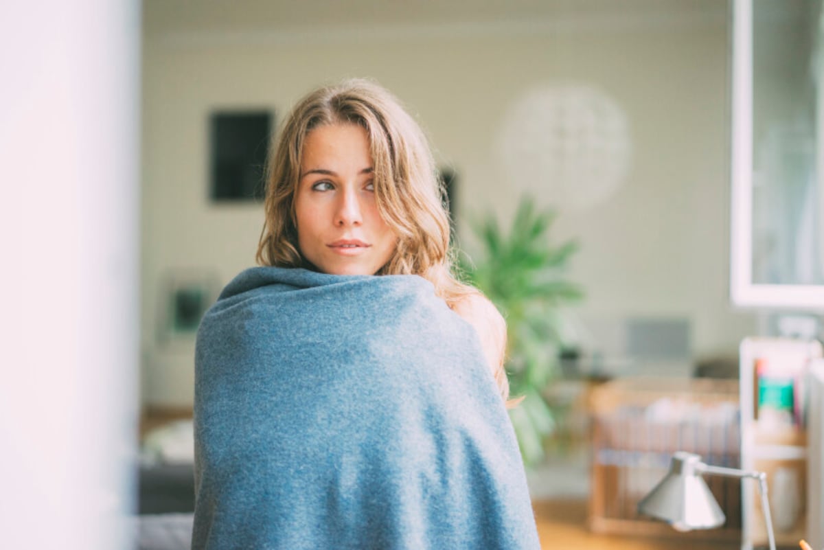 寒い日は毛布が離せない……手足が冷えて眠れない、という人にオススメのベットでも出来るヨガポーズを実践してみませんか？