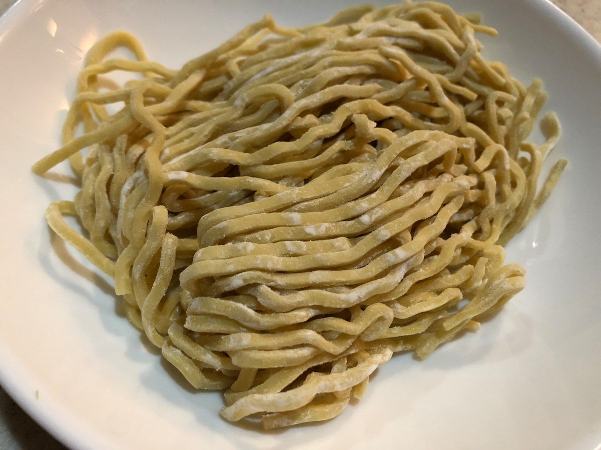 ドン・キホーテの「4食生ラーメン太麺」の茹でる前の麺