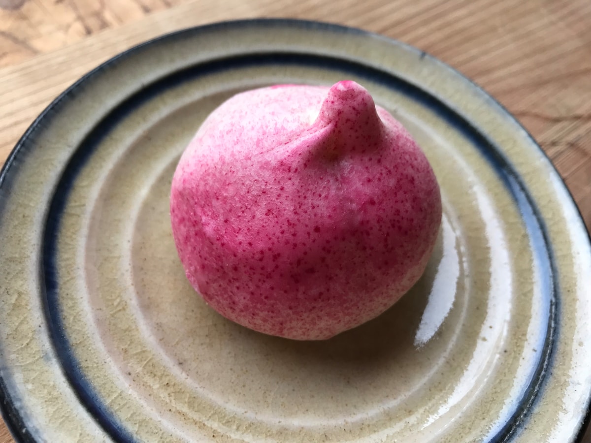 業務スーパーの「桃まんじゅう」はピンク色で、まさに桃のよう